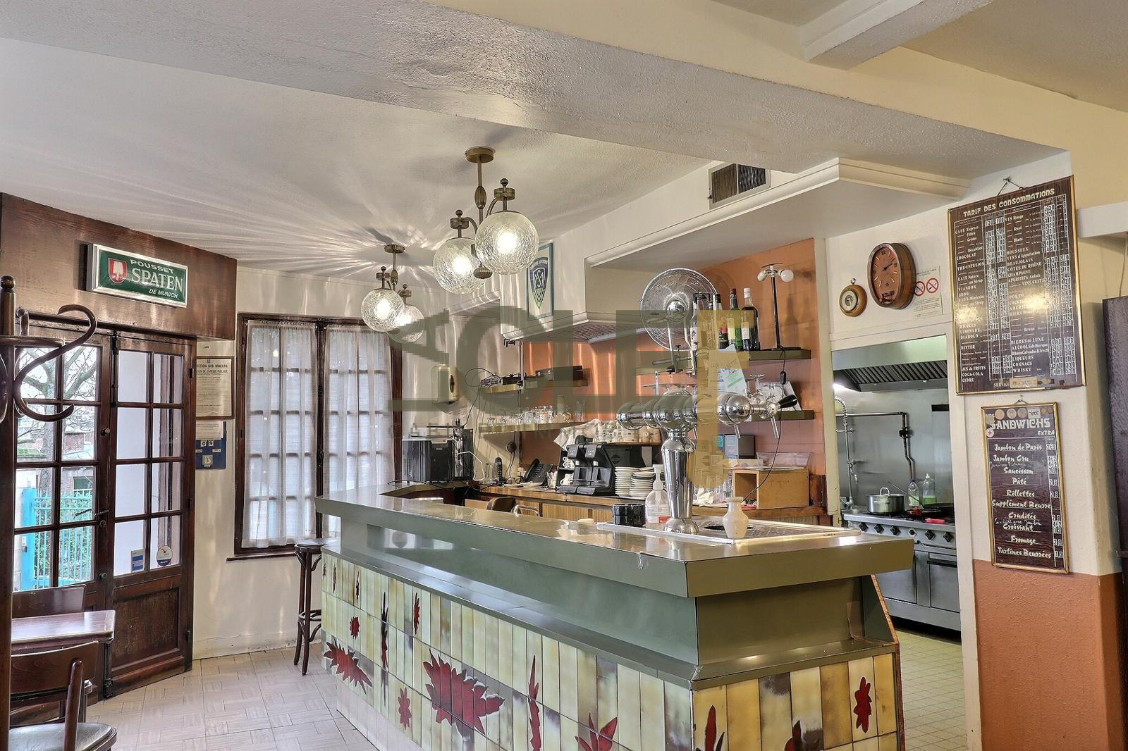 À VENDRE Restaurant avec grande façade en angle et extérieur privatif Arcueil | Prix : €
